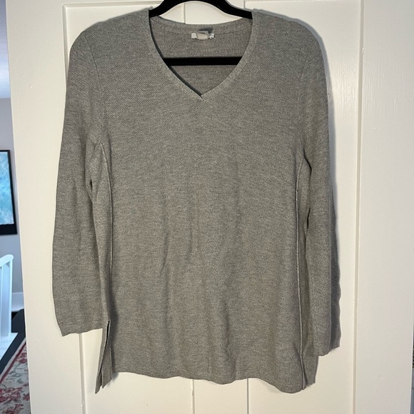 J.Jill Gray V-Neck Light Weight Sweater Top Medium Petite - Picture 1 of 4